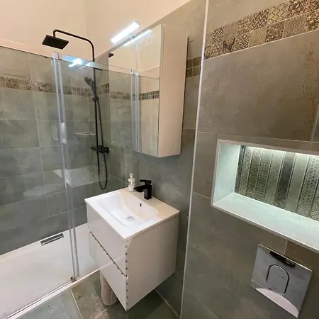 아파트 Szekely Near Deak Ferenc Square With Free Parking In Garage
